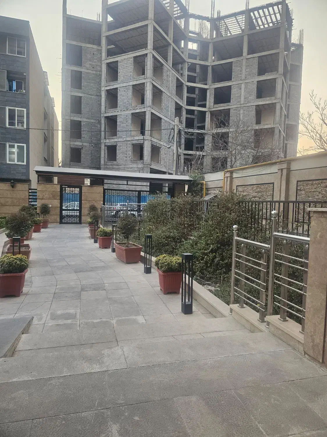 واحد ۱۰۰ متری /۲ خواب برج باغ  ازگل