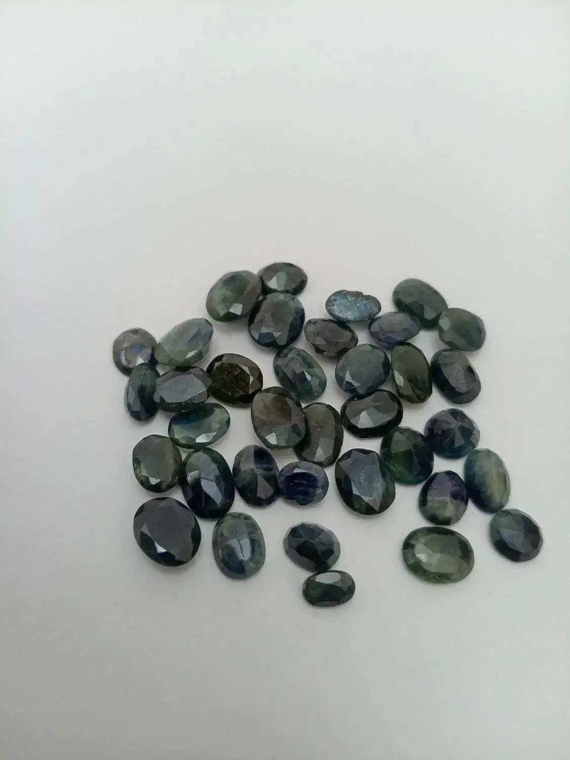 یاقوت سبز ابی|جواهرات|ری, سیزده آبان|دیوار