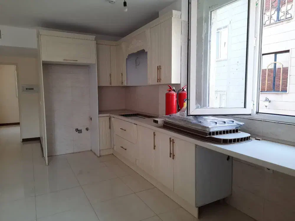 ۹۵ متر با ۳ طرف نورگیر اسکندری شمالی