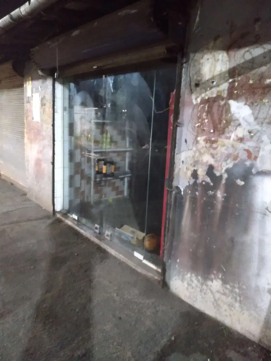 یه باب مغازه خالی ولی قفسه زده آماده سپر مارکت|اجارهٔ مغازه و غرفه|رودسر, |دیوار