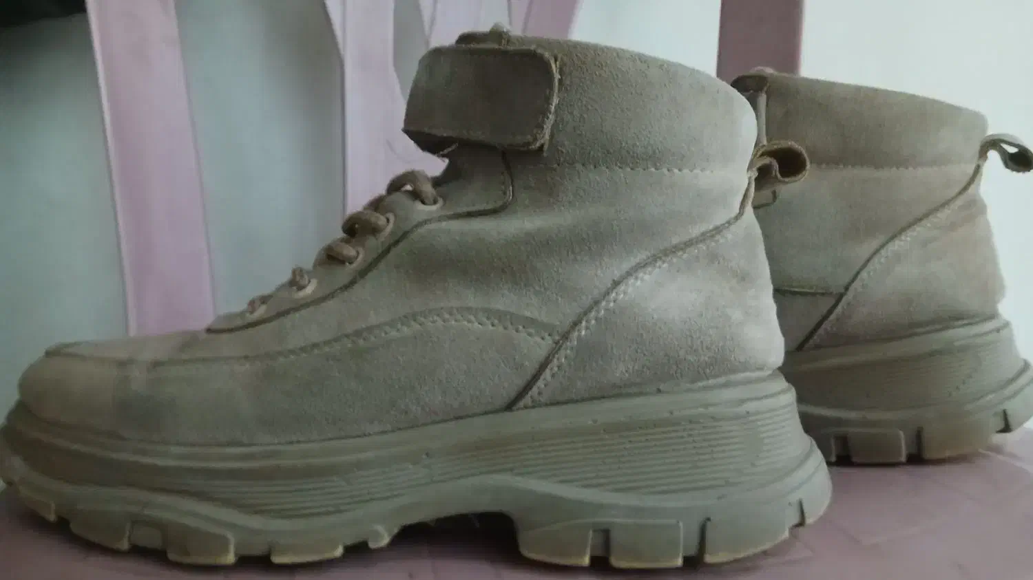 نیم بوت|کیف، کفش، کمربند|بابل, |دیوار