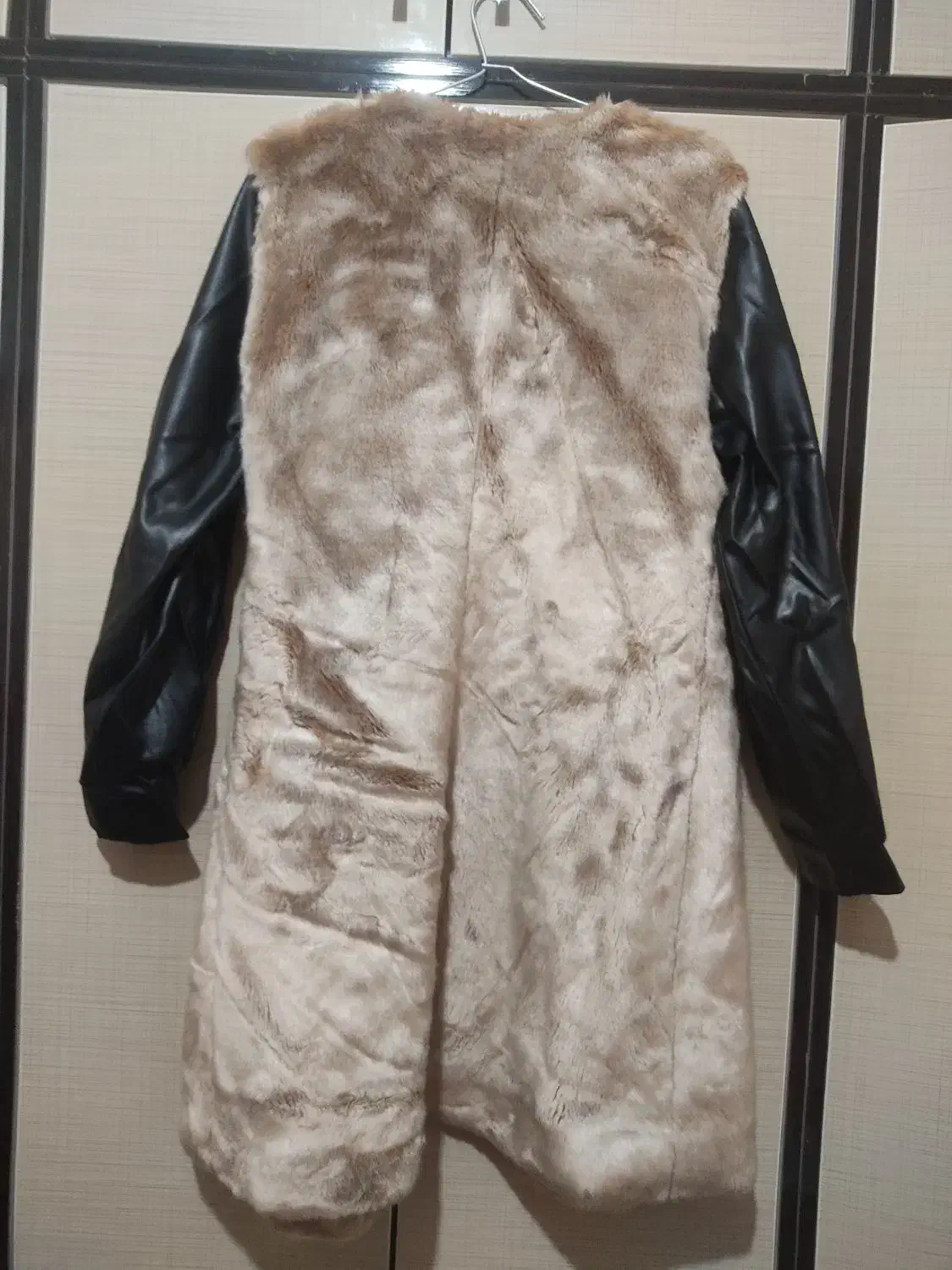 پالتو خز دستهاش چرمه تمیز|لباس|میانه, |دیوار