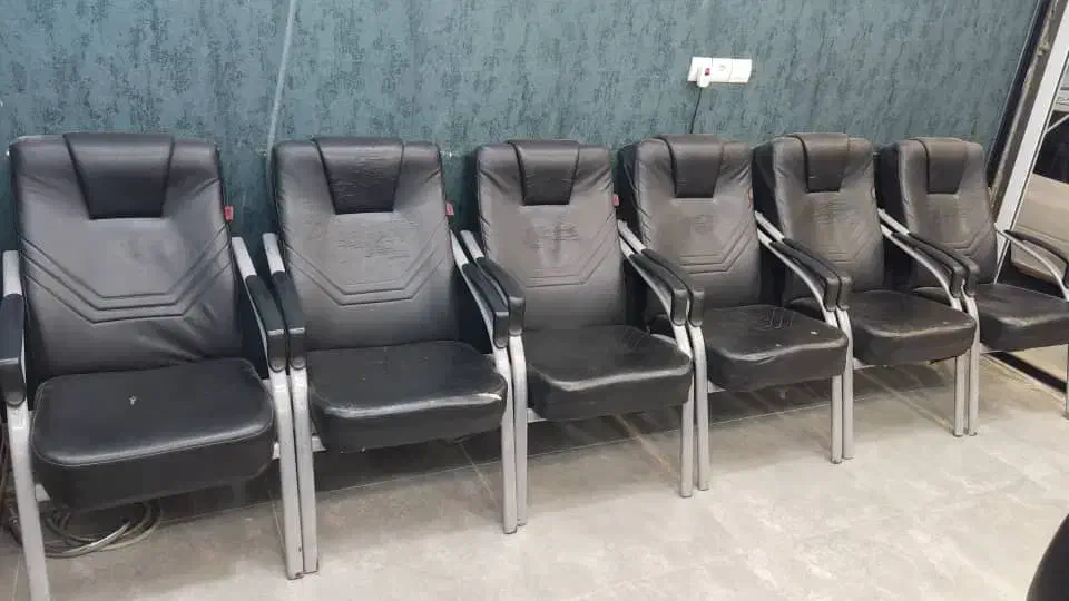 تعدادی صندلی انتظار وسرشور،بابهترین قیمت و کیفیت|آرایشگاه و سالنهای زیبایی|اهواز, کوی آغاجاری|دیوار