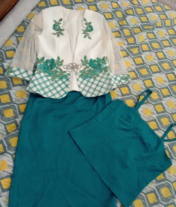 کت و دامن مجلسی|لباس|کرمانشاه, |دیوار