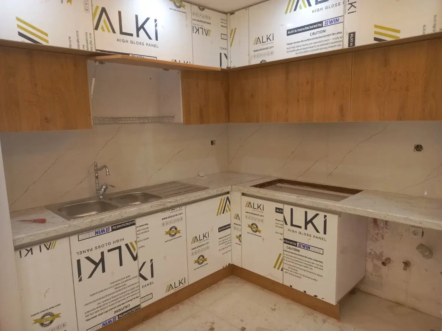 سنگ کار کاشی کار حرفه ای بین کابینتی چسبی پور سرعت|خدمات پیشه و مهارت|گرگان, |دیوار