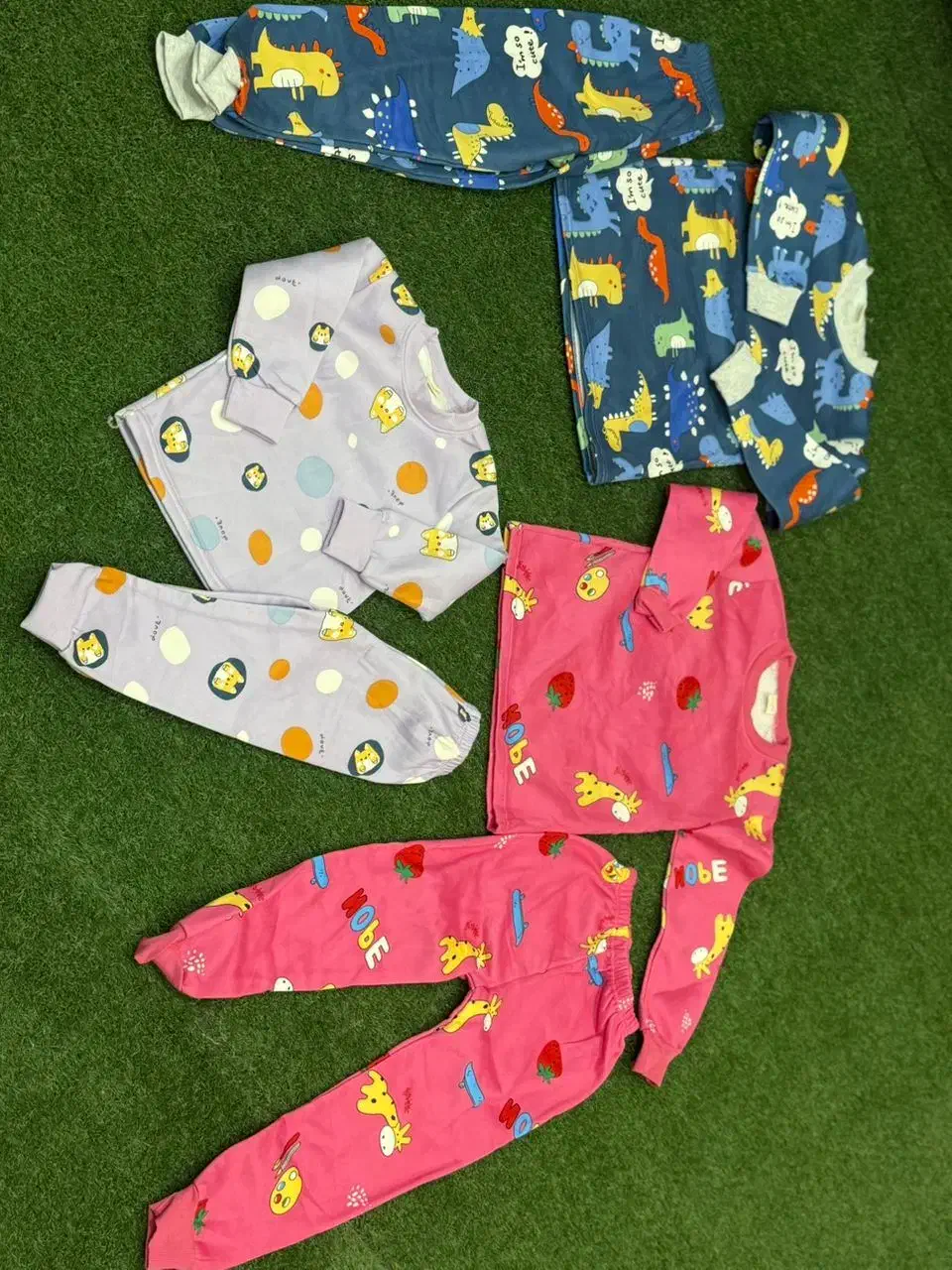 تعدادی ست وکاپشن|کفش و لباس بچه|پیر بکران, |دیوار