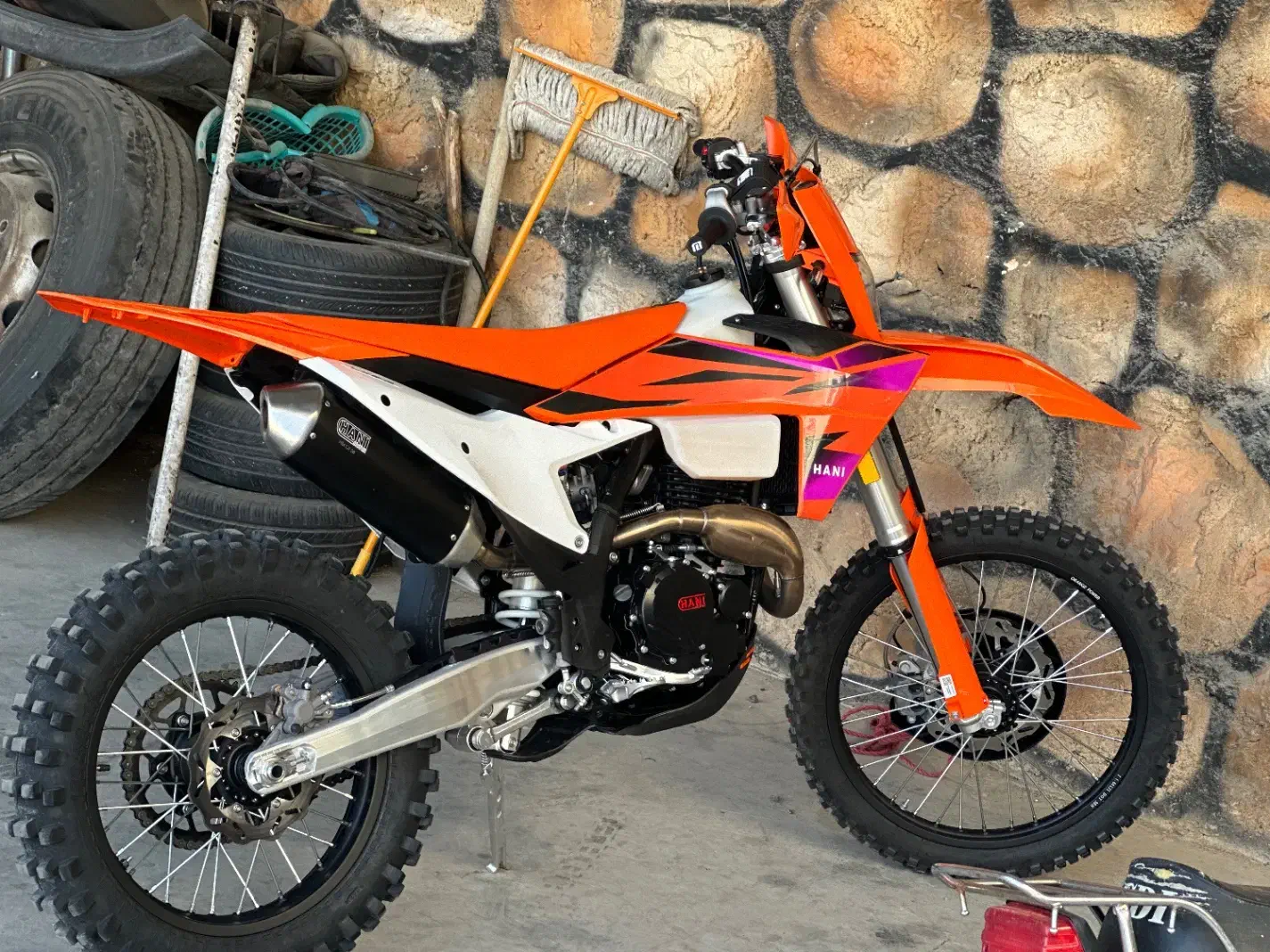 تریل هانی|موتورسیکلت|صحنه, |دیوار