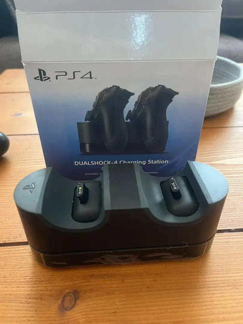 شارژر اصلی دسته ps4|کنسول، بازی ویدئویی و آنلاین|رشت, معلم|دیوار