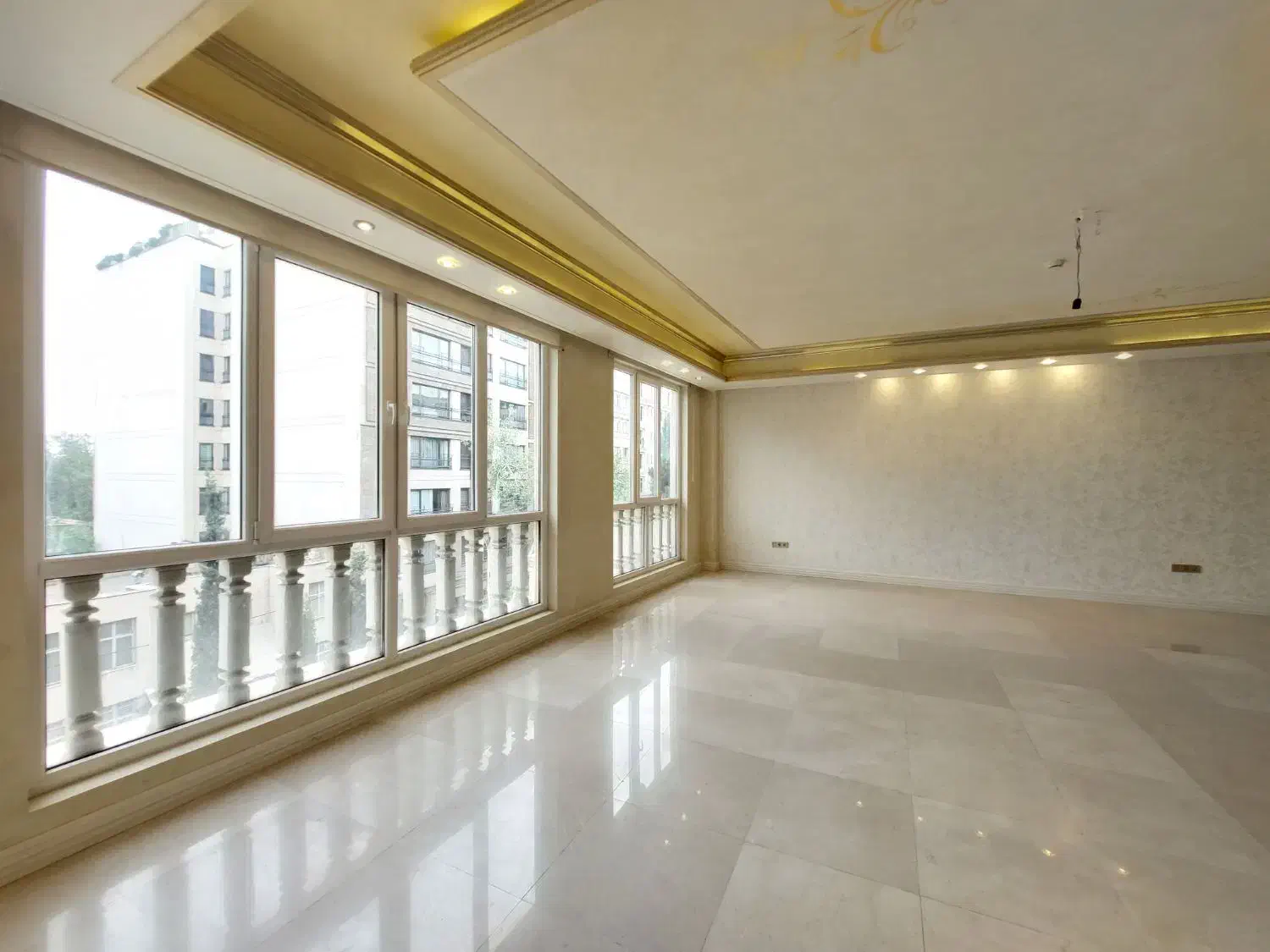 * ۳۰۰ متر ۴ خواب/ ۳ پارکینگ/ تکواحدی/ دروس