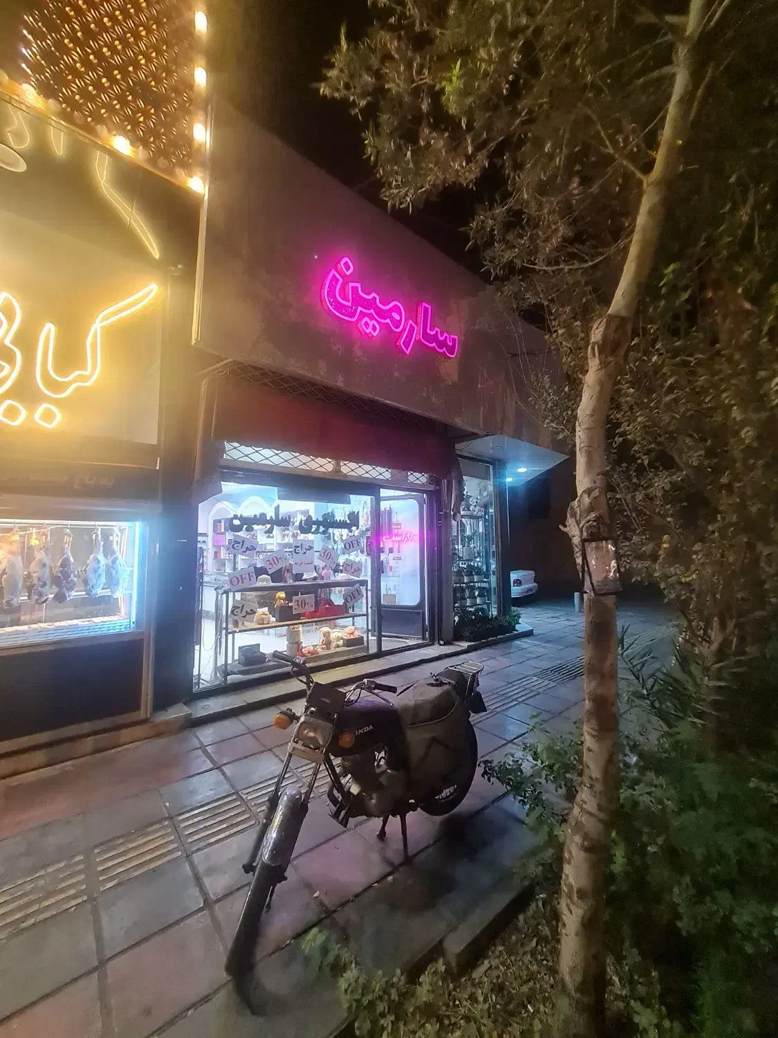 فروش تابلو چلنیوم سارمین و ال ای دیLED|فروشگاه و مغازه|قم, باجک دو|دیوار