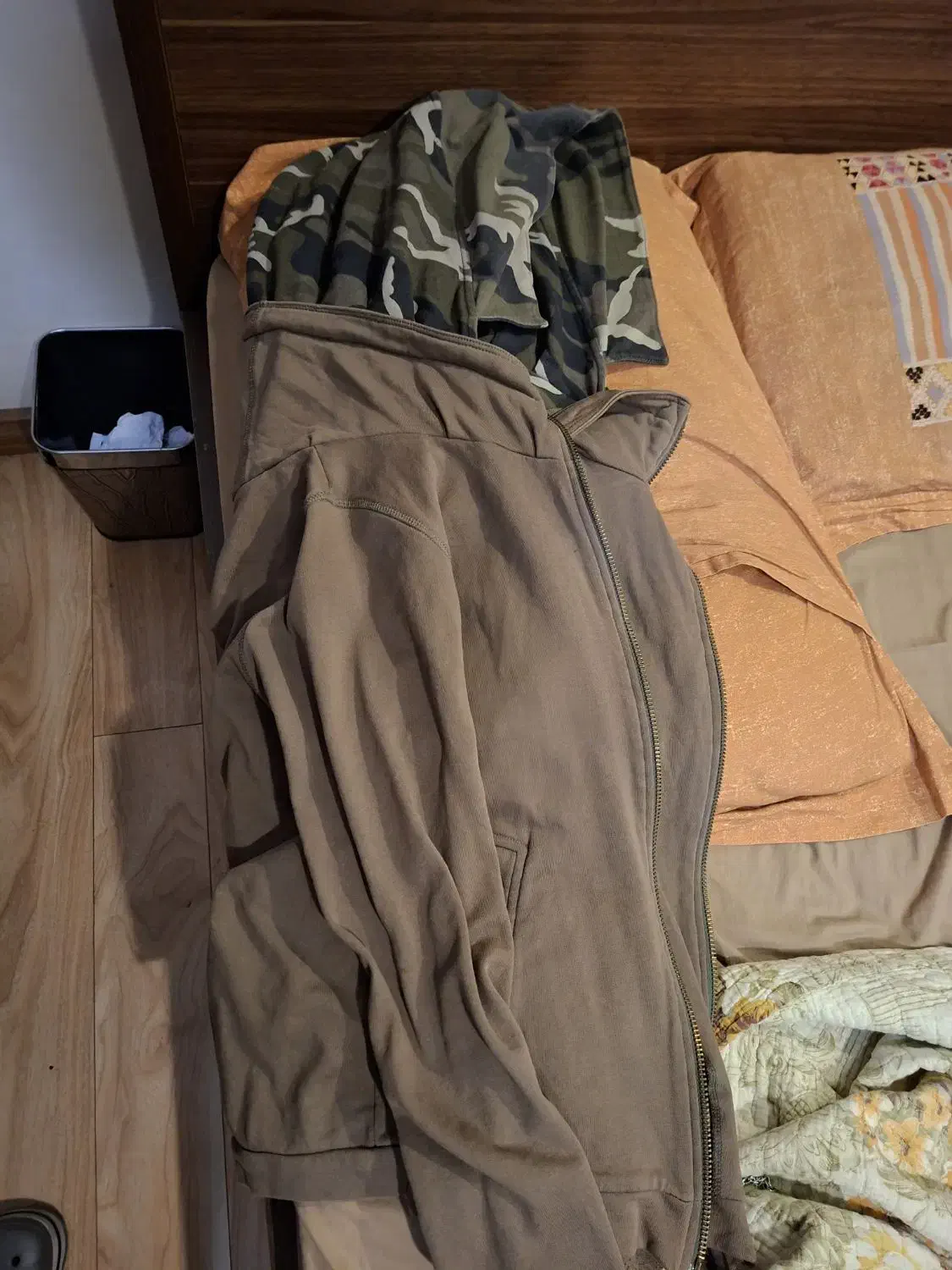 هودی|لباس|تهران, درختی|دیوار