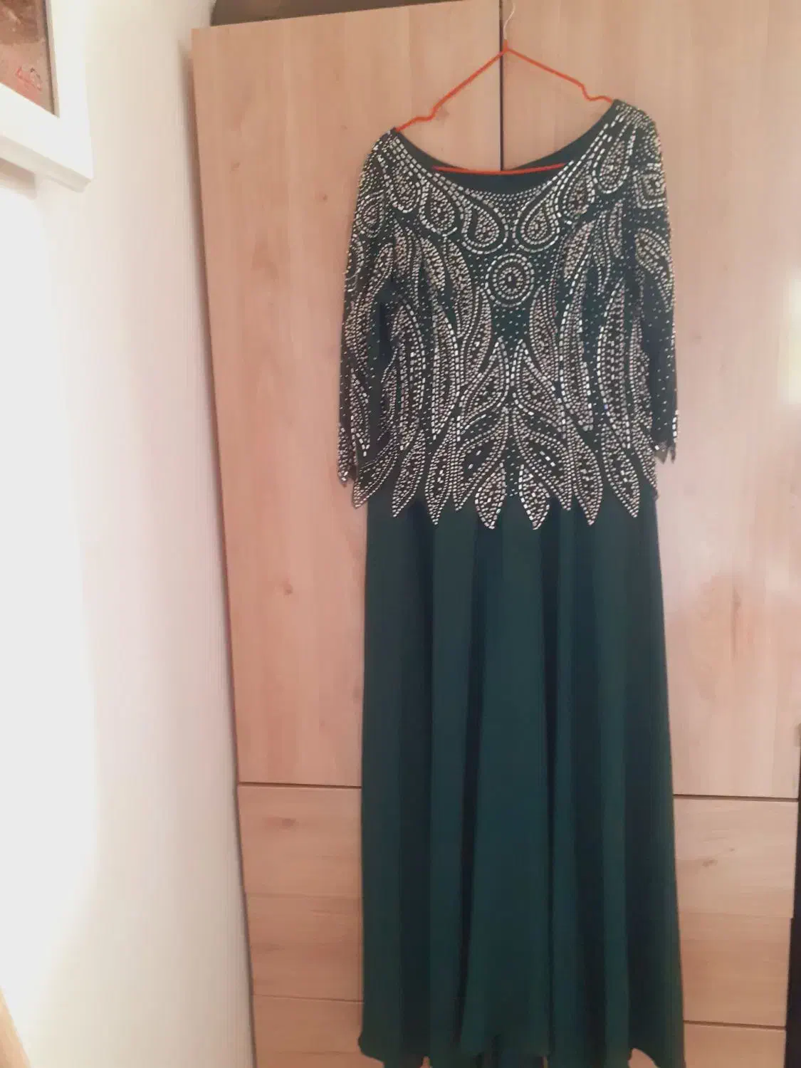 تعدادی لباس مجلسی سالم ،|لباس|فومن, |دیوار