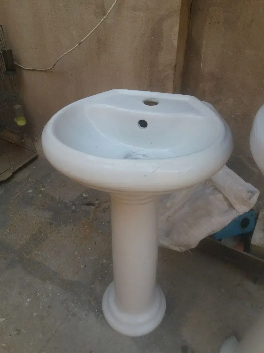 روشویی چینی سفید جنس قدیم|لوازم سرویس بهداشتی|تهران, زرکش|دیوار