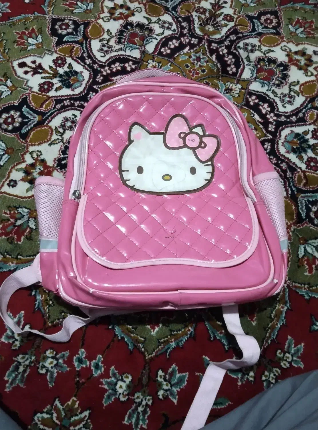 کیف مدرسه دخترانه|کیف، کفش، کمربند|صدرا-فارس, فاز ۱|دیوار