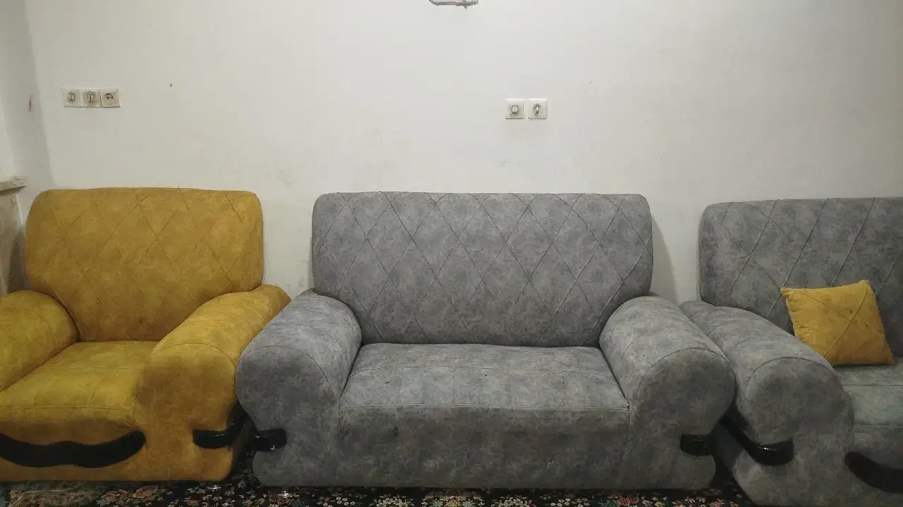 مبل راحتی و تعدادی لوازم خانه|مبلمان خانگی و میز عسلی|مشهد, رده|دیوار