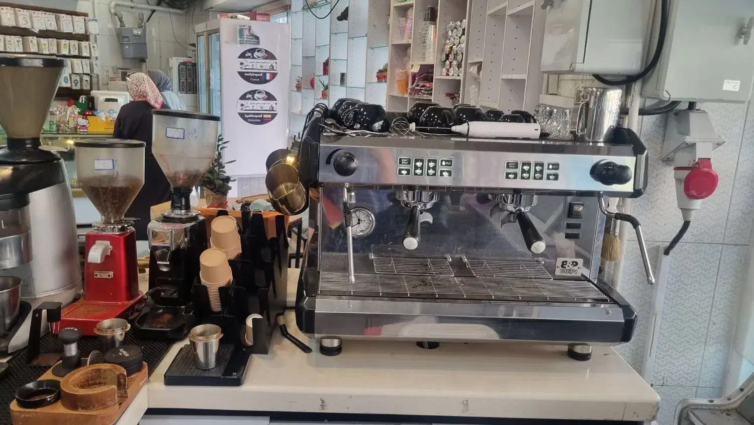 باریستا و فروشنده آبمیوه بستنی|استخدام خدمات فروشگاه و رستوران|پردیس, فاز ۱۱|دیوار