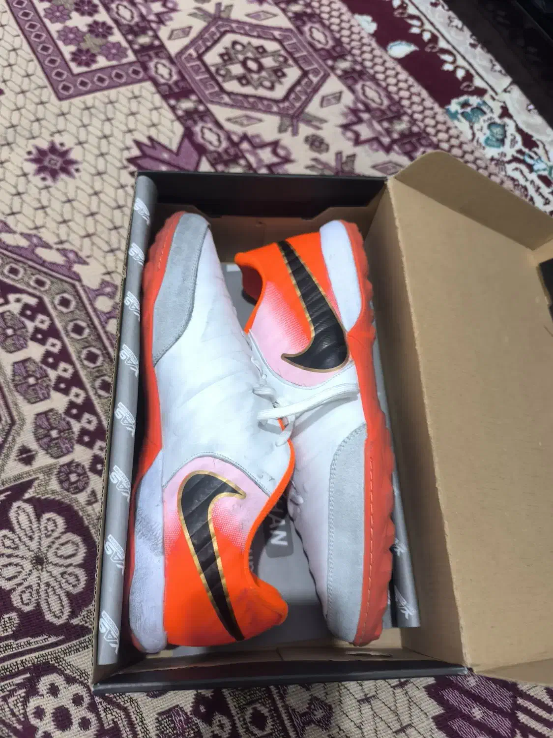 کفش چمن|کیف، کفش، کمربند|مشهد, نیزه|دیوار