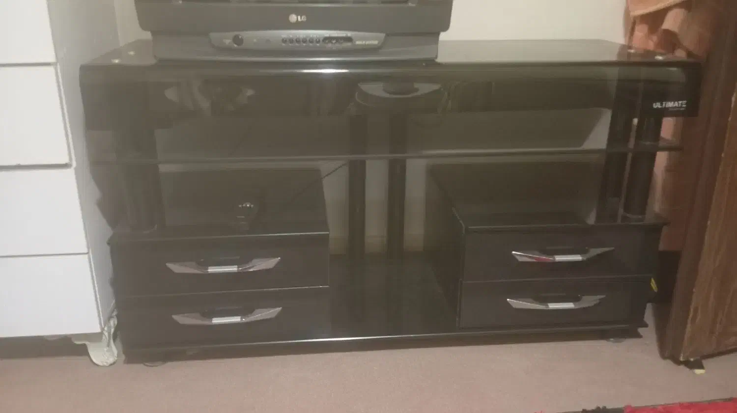 تلویزیون LG به همراه میز تلویزیون شیشه ایی|تلویزیون و پروژکتور|رشت, باهنر|دیوار