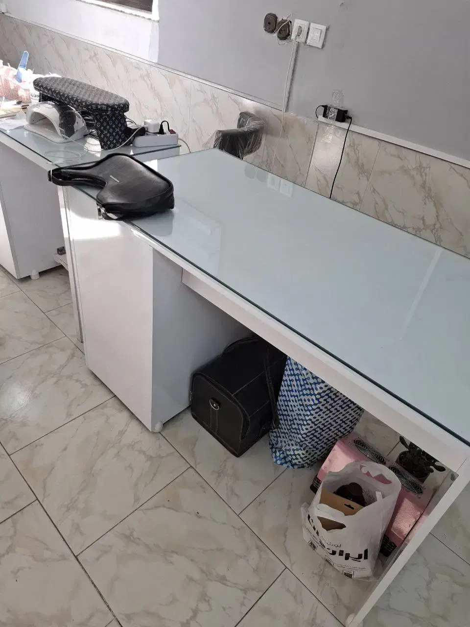 میزناخن.تخت مژه . میزو اینه. صندلی و|آرایشگاه و سالنهای زیبایی|بجنورد, |دیوار