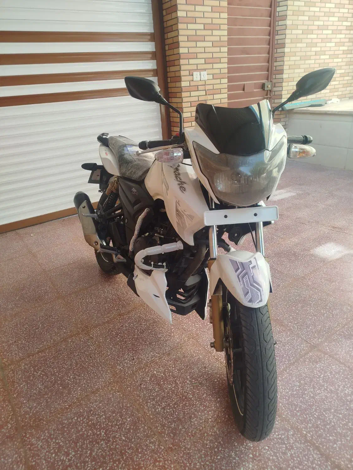 اپاچی 180 سفید تمیز درحد مناسب|موتورسیکلت|میبد, |دیوار