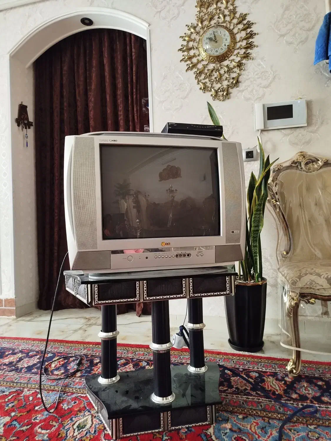 تلوزیون ۲۱ با دستگاه دیجیتال سالم وتمیز|تلویزیون و پروژکتور|همدان, |دیوار