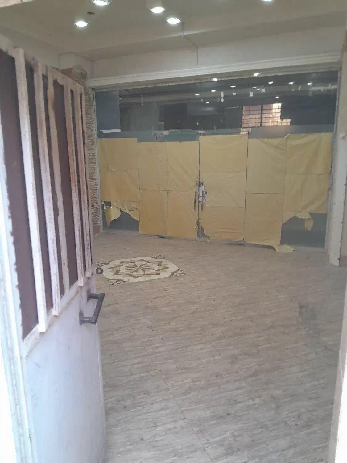 مغازه ۴۲ متری دوکله|اجارهٔ مغازه و غرفه|محمدشهر, محمدشهر|دیوار