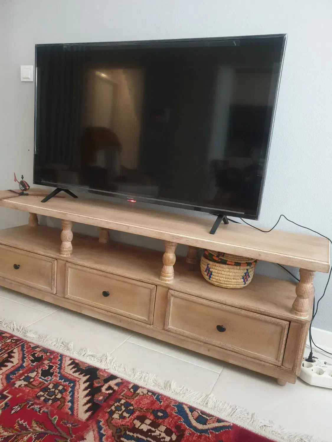 میز تی وی|میز تلویزیون|دماوند, دماوند|دیوار