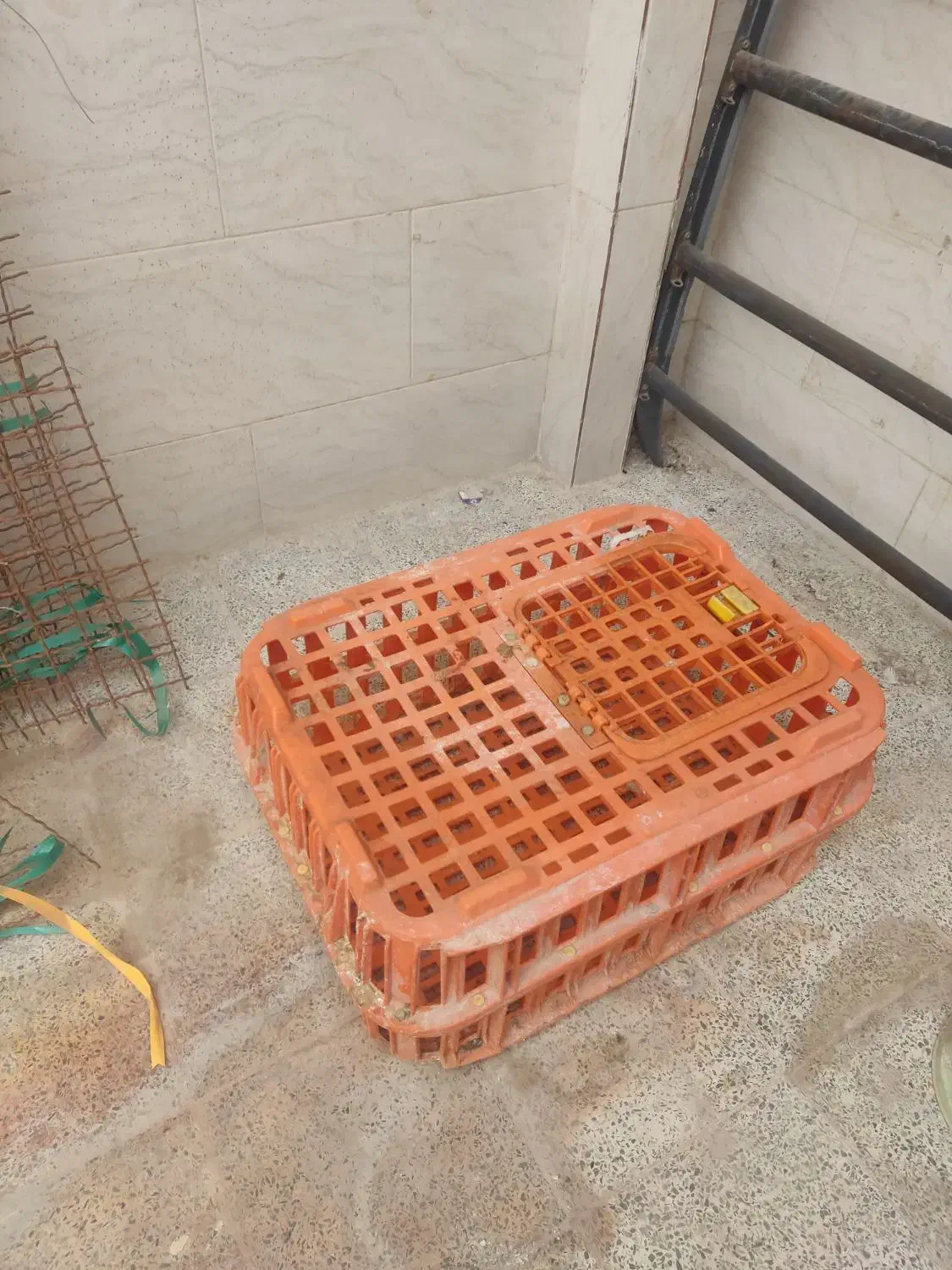 مقداری فنس و دو عدد سبد مرغی|لوازم جانبی حیوانات|امیدیه, |دیوار