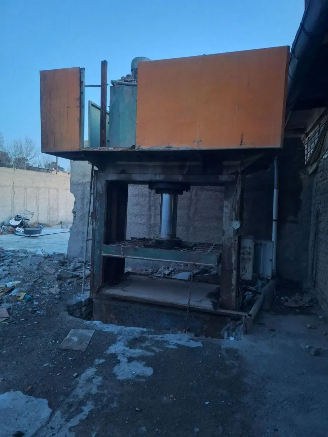 پرس هیدرولیک ۴۰۰ تن|ماشین‌آلات صنعتی|قرچک, مهدیه|دیوار