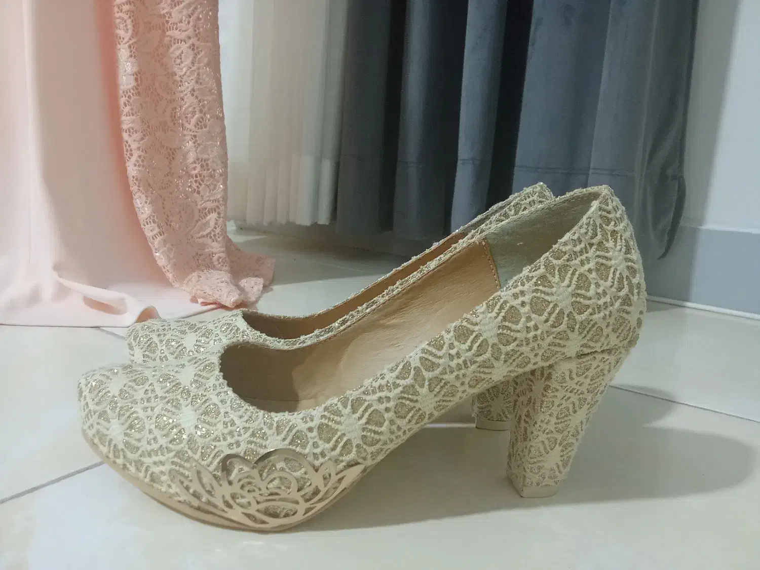 یک عدد لباس مجلسی و کیف و کفش مجلسی|لباس|بومهن, |دیوار