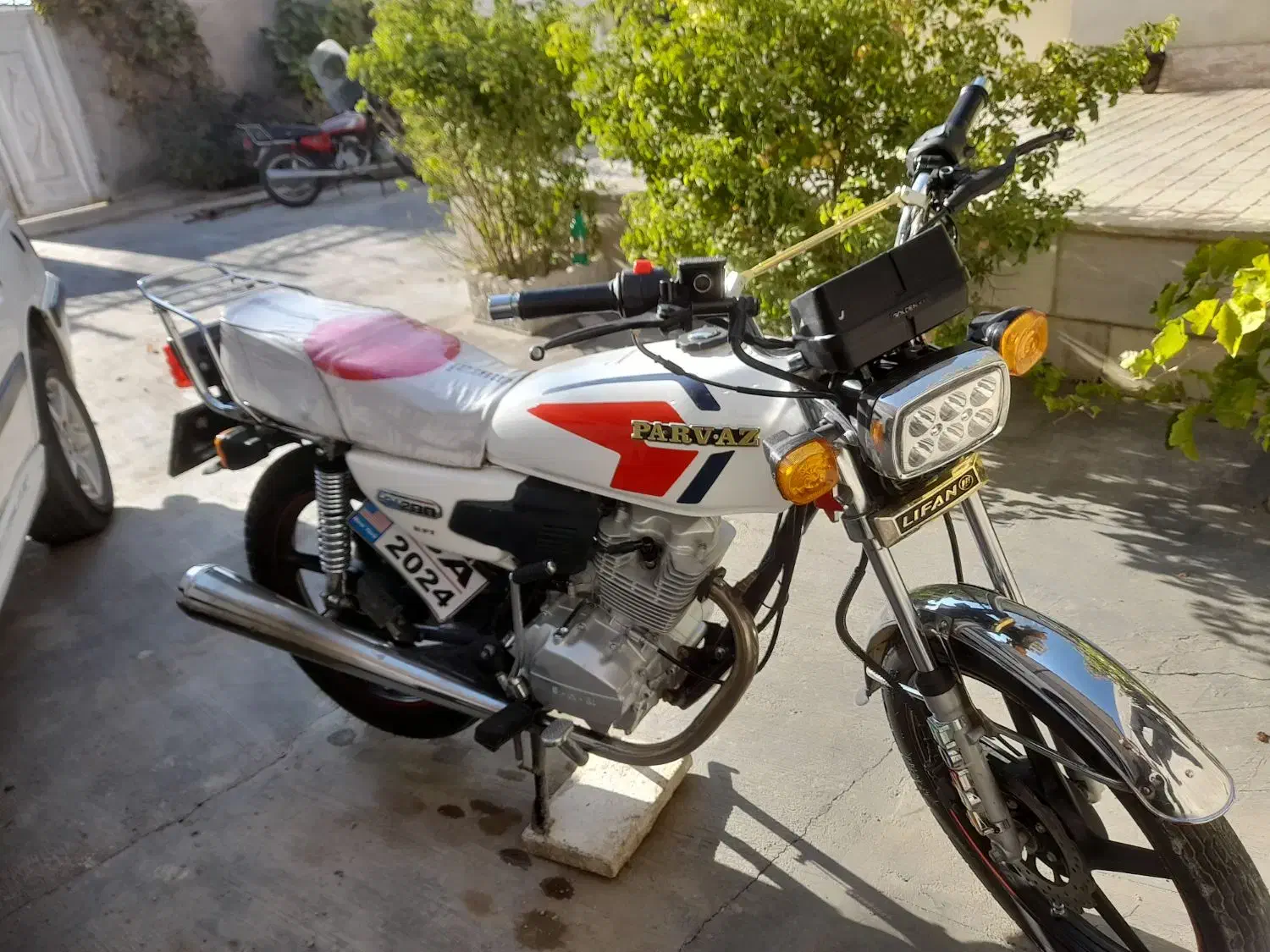 موتور ۲۰۰ لیفان سفید|موتورسیکلت|نهاوند, |دیوار