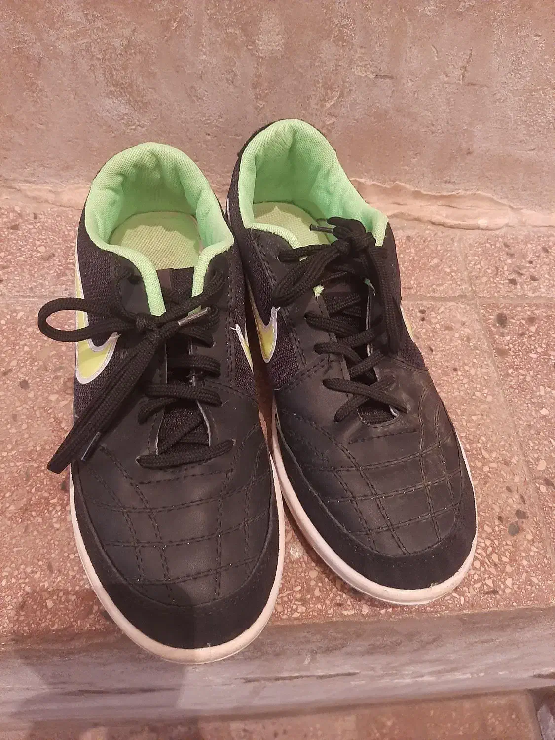 کفش سالن فوتسال|کیف، کفش، کمربند|کبودرآهنگ, |دیوار