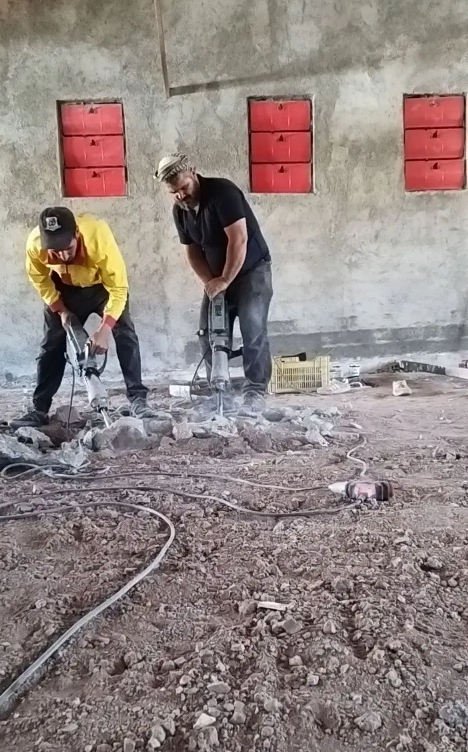 تخریب* برش آسفالت* حفاری چاه اب و فاضلاب|خدمات پیشه و مهارت|صحنه, |دیوار