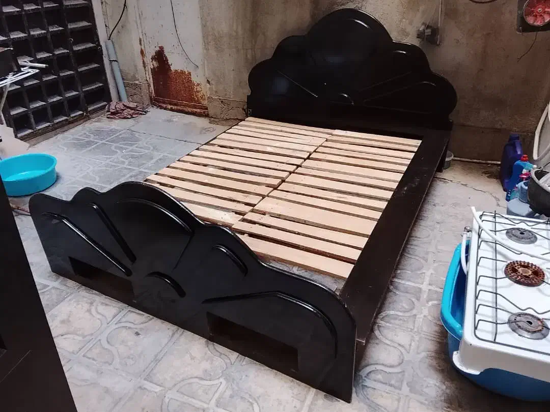 تخت خواب دو نفره کاملاً سالم|تخت و سرویس خواب|شیراز, زند|دیوار