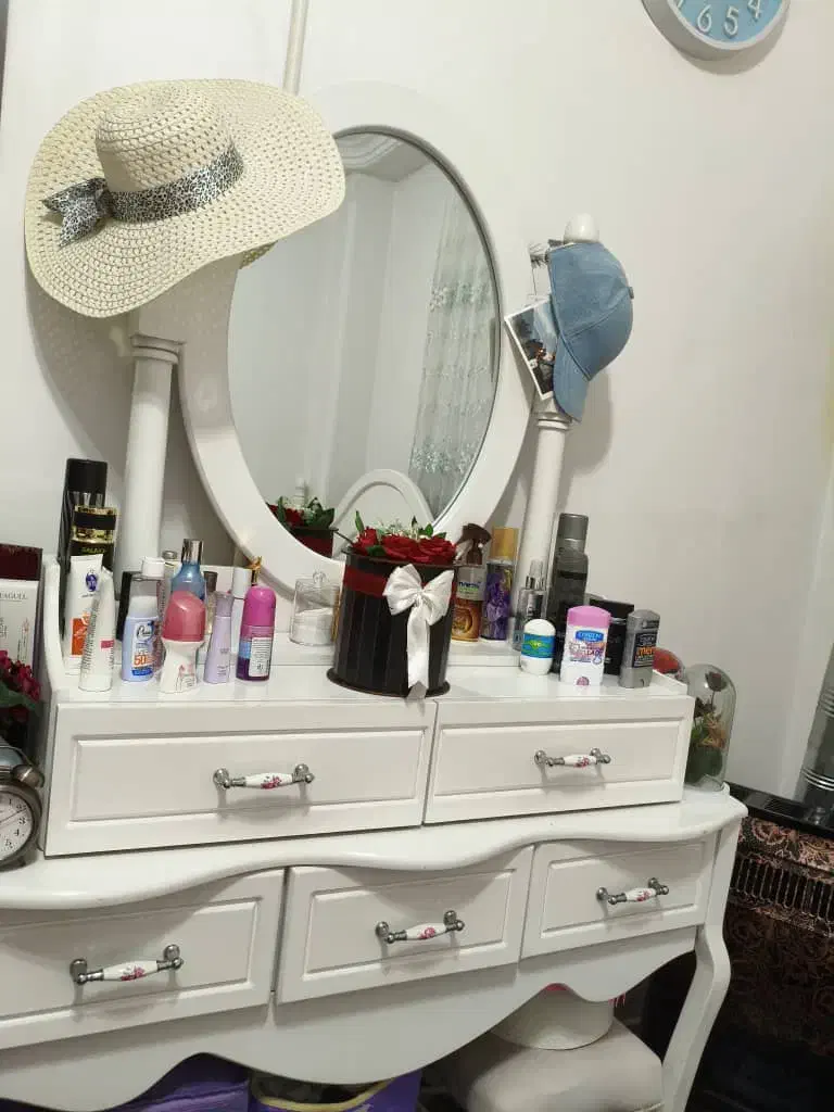 تختواب دونفر میز ارایش و دراور با پرده و کتیبه|تخت و سرویس خواب|کیاشهر, |دیوار