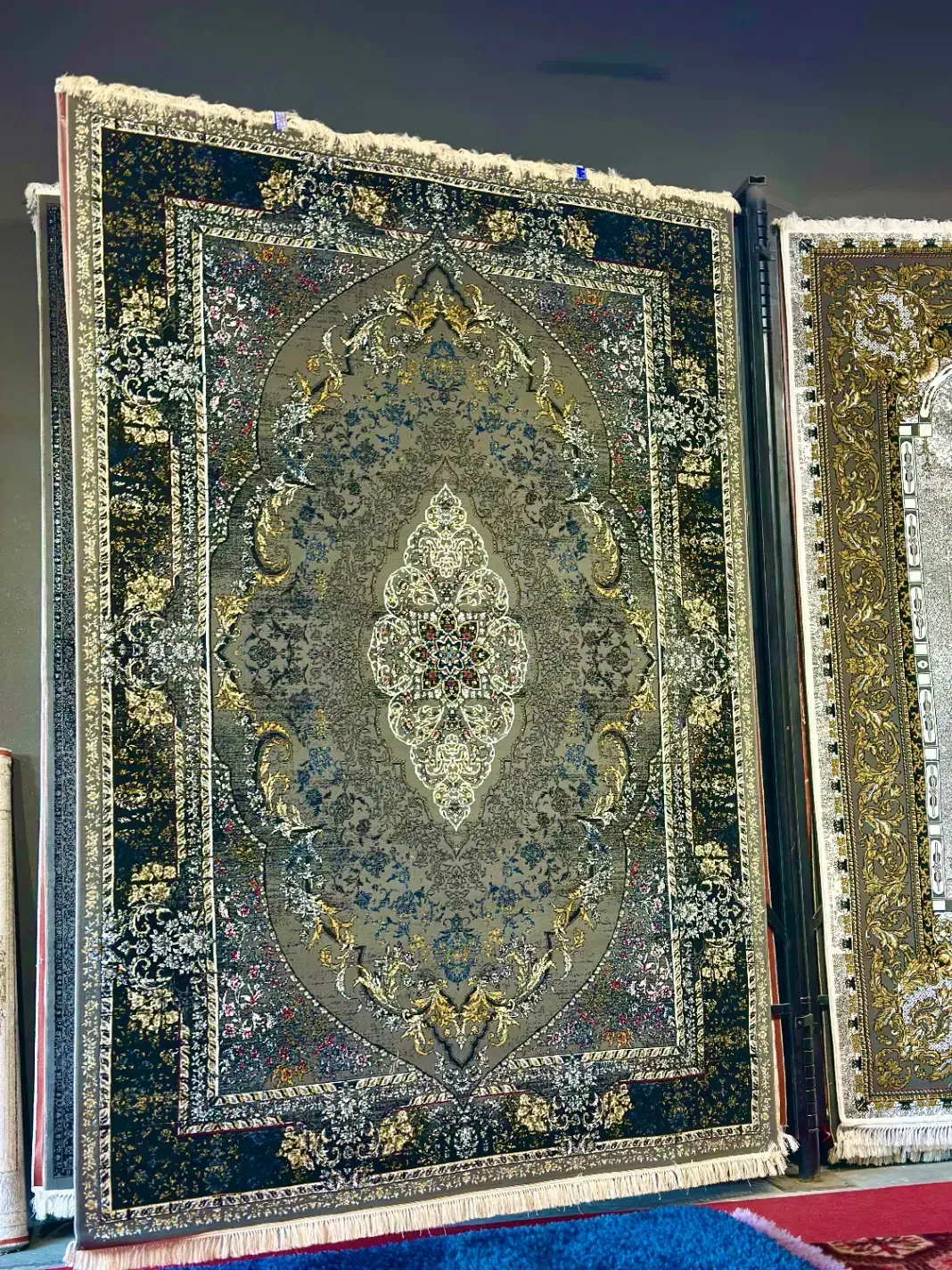 ۷۰۰ شانه ۲۵۵۰ فقط ۶۸۰۰|فرش|شیراز, شهرک گلها|دیوار