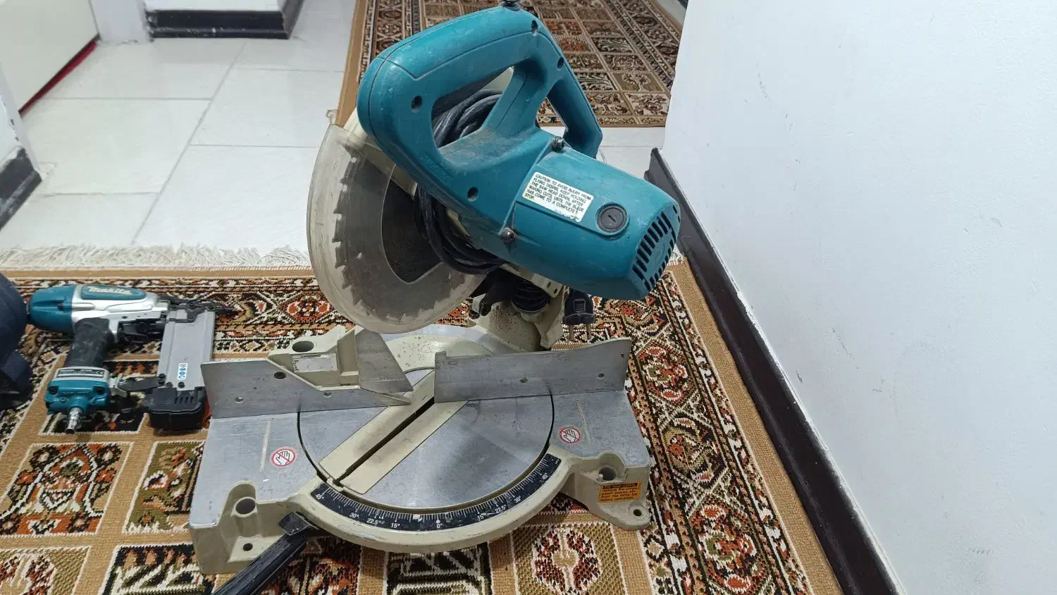 فارسی بر،پمپ باد،تیپو میخکوب ماکیتا|ابزارآلات|اشتهارد, |دیوار