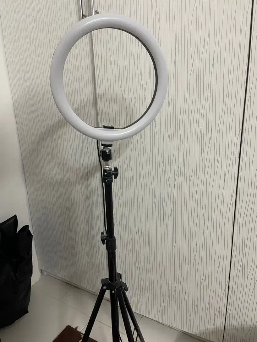 رینگ لایت|دوربین عکاسی و فیلم‌برداری|گلبهار, شهر جدید گلبهار|دیوار