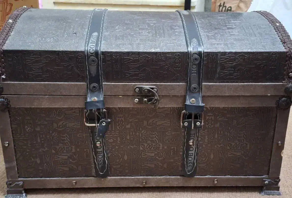 چمدان چوبی کوچک|مبلمان خانگی و میز عسلی|خور (فارس), |دیوار