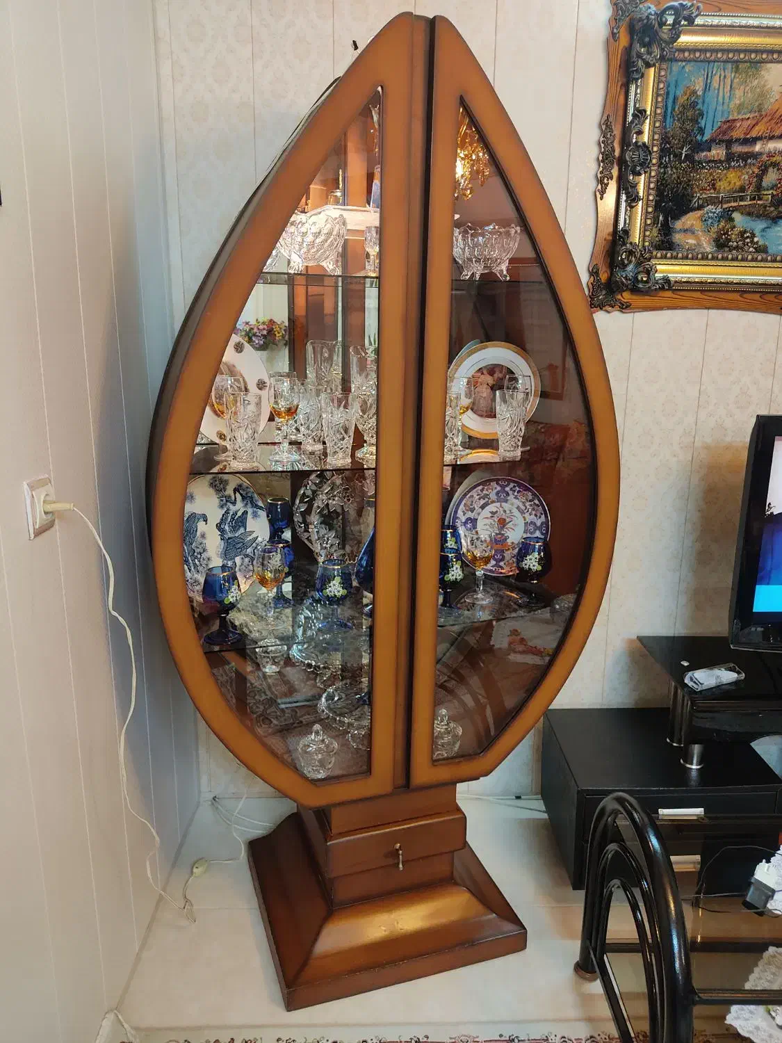 بوفه دکوری، تمام چوبی با نورپردازی داخلی|بوفه، ویترین، کنسول|بندر انزلی, شالیور|دیوار