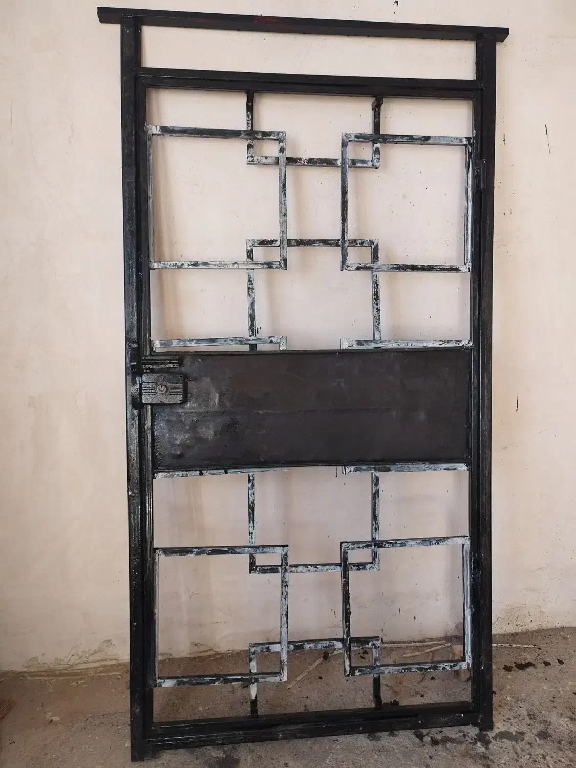 در حیاط و پنجره آهنی|مصالح و تجهیزات ساختمان|اردبیل, |دیوار