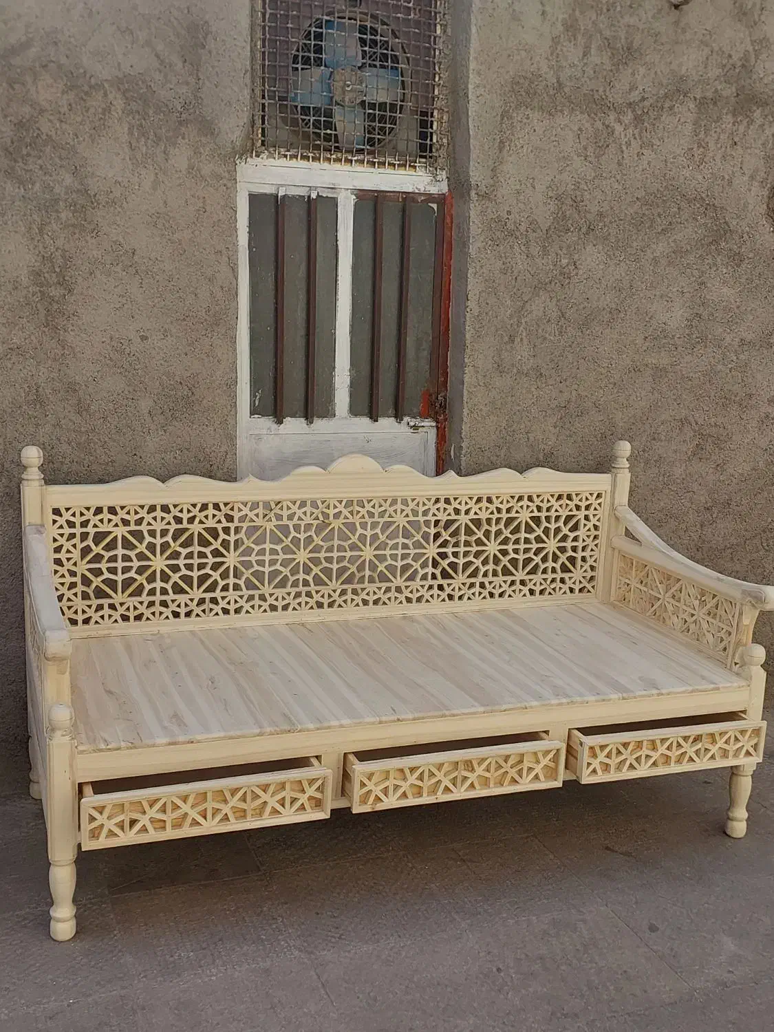 شاهنشین سنتی همراه با کشوی چوبی|مبلمان خانگی و میز عسلی|قم, رضویه|دیوار