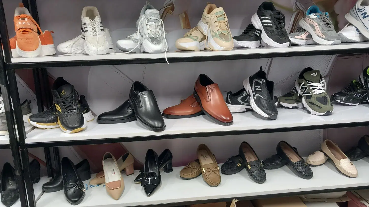 کفش|کیف، کفش، کمربند|اصفهان, امیرعرب|دیوار