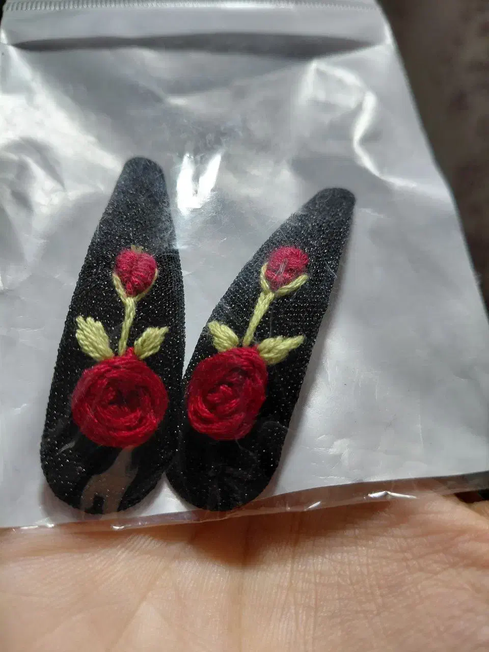 جوراب/بسته های هدیه/گلدوزی/بند عینک طرح درخواستی|صنایع دستی و سایر لوازم تزئینی|اردبیل, |دیوار