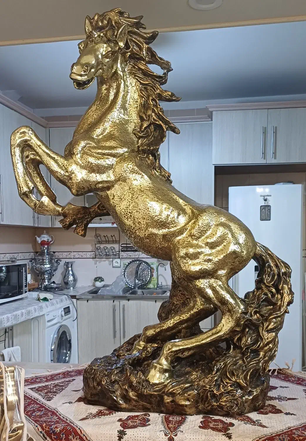 مجسمه اسب وشیرپلی استر|مجسمه، تندیس، ماکت|قم, شاه سید علی|دیوار
