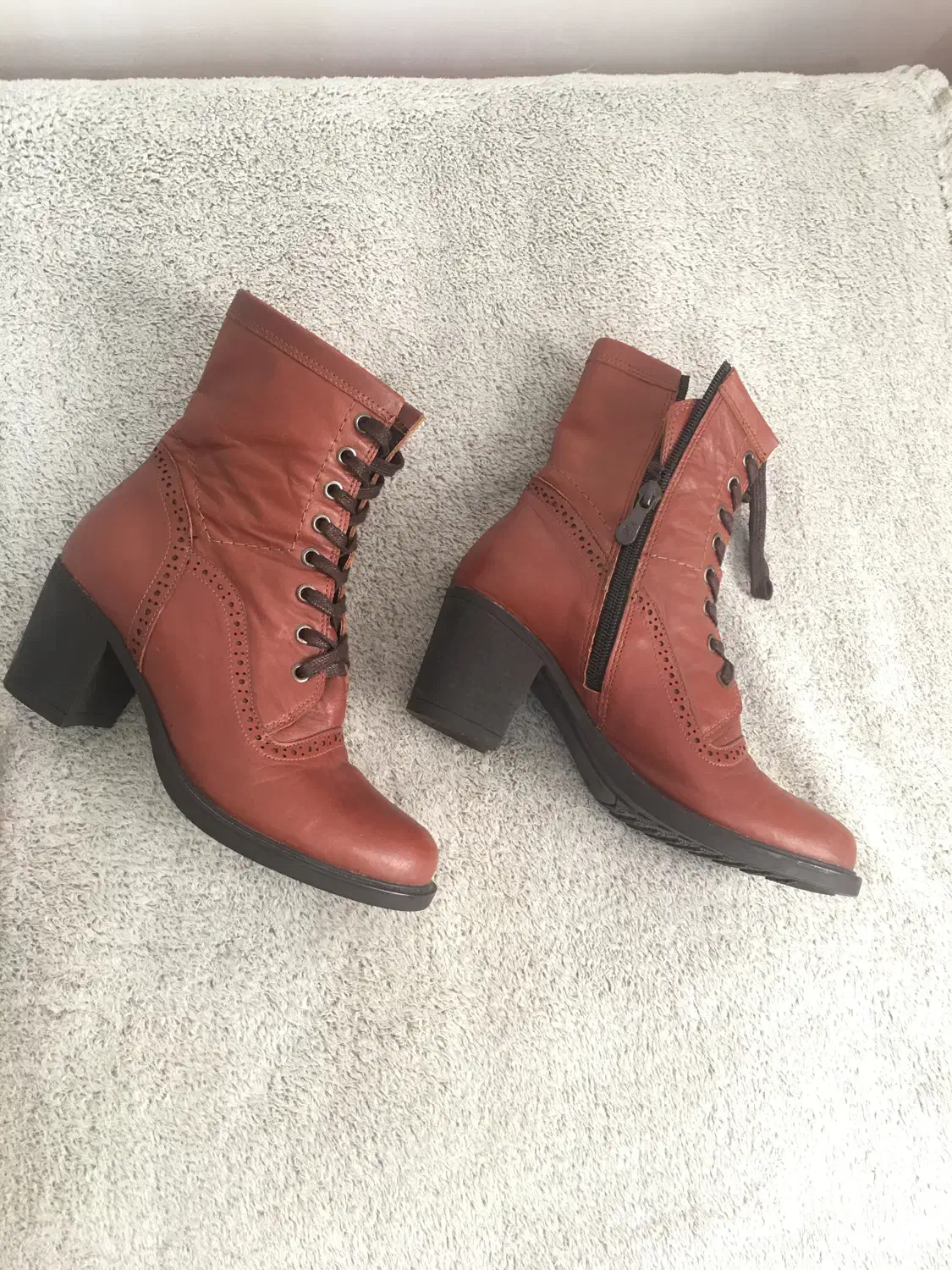 بوت|کیف، کفش، کمربند|رشت, فلسطین|دیوار