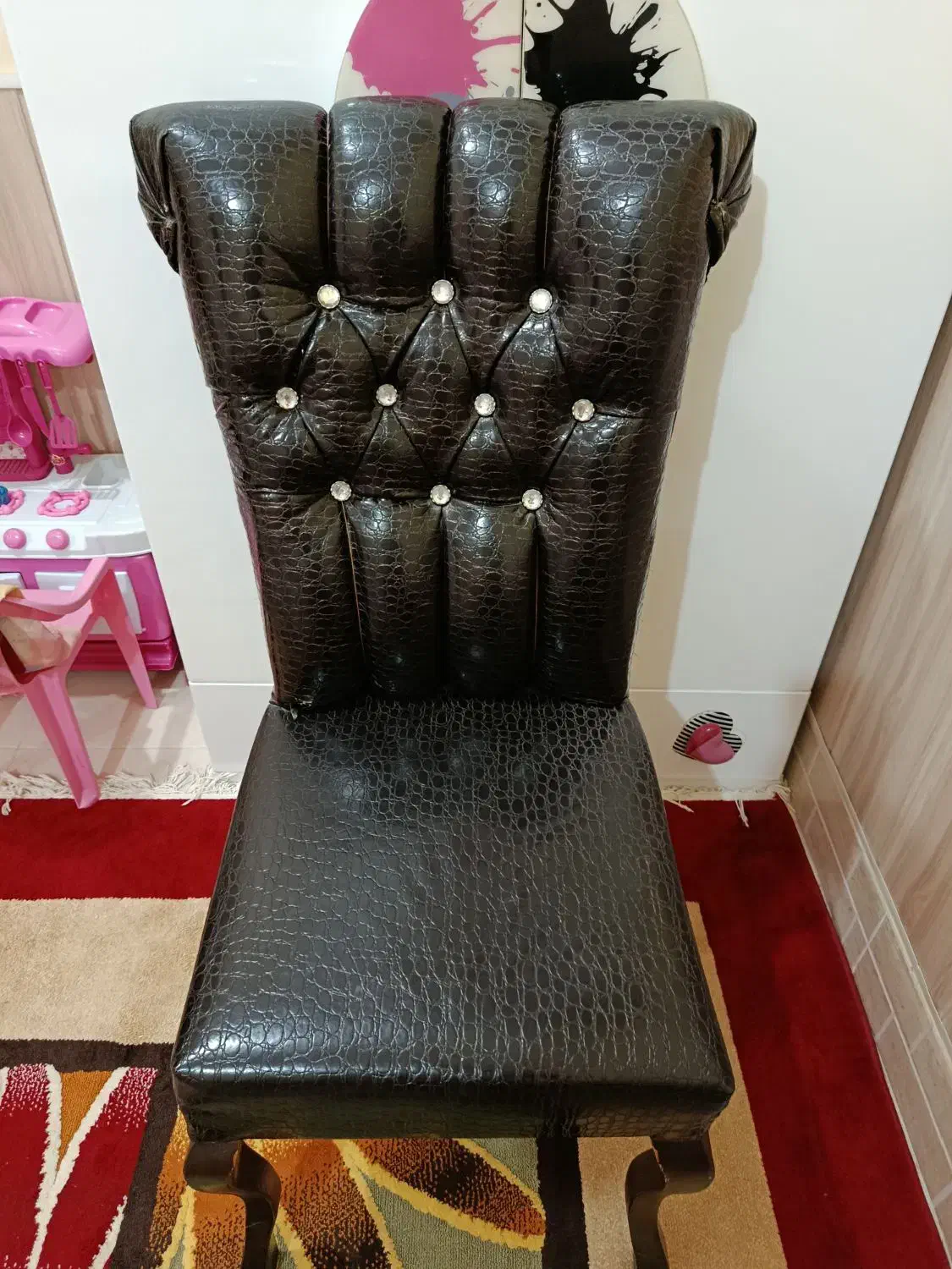 صندلی چوبی چرم سالم درحد نو|میز و صندلی غذاخوری|بندرعباس, |دیوار