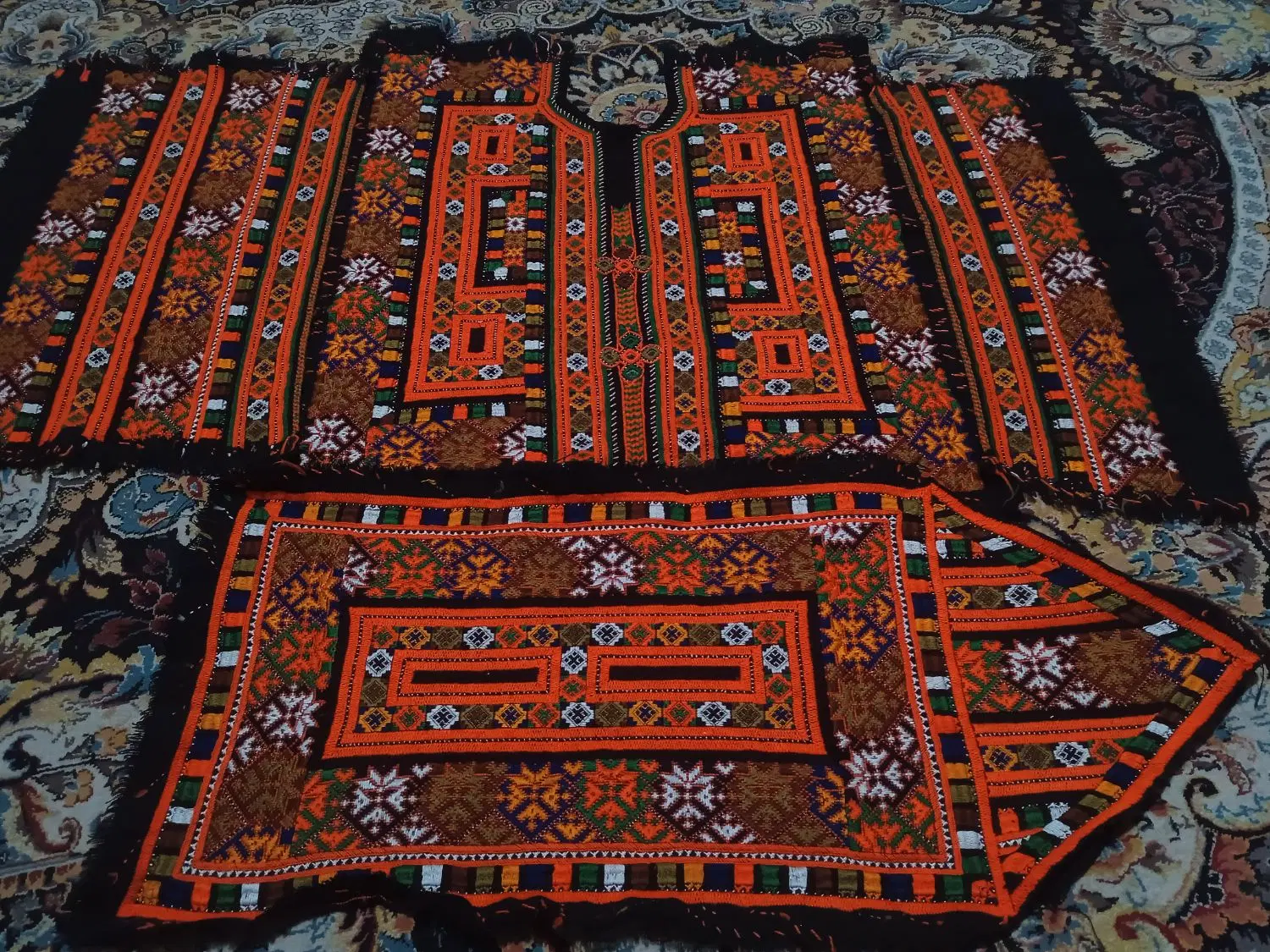 برگ انگور|لباس|سراوان, |دیوار