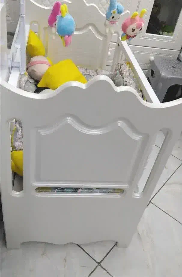 تخت چوبی کنار مادر|تخت و صندلی بچه|اسلام‌شهر, شهرک واوان|دیوار