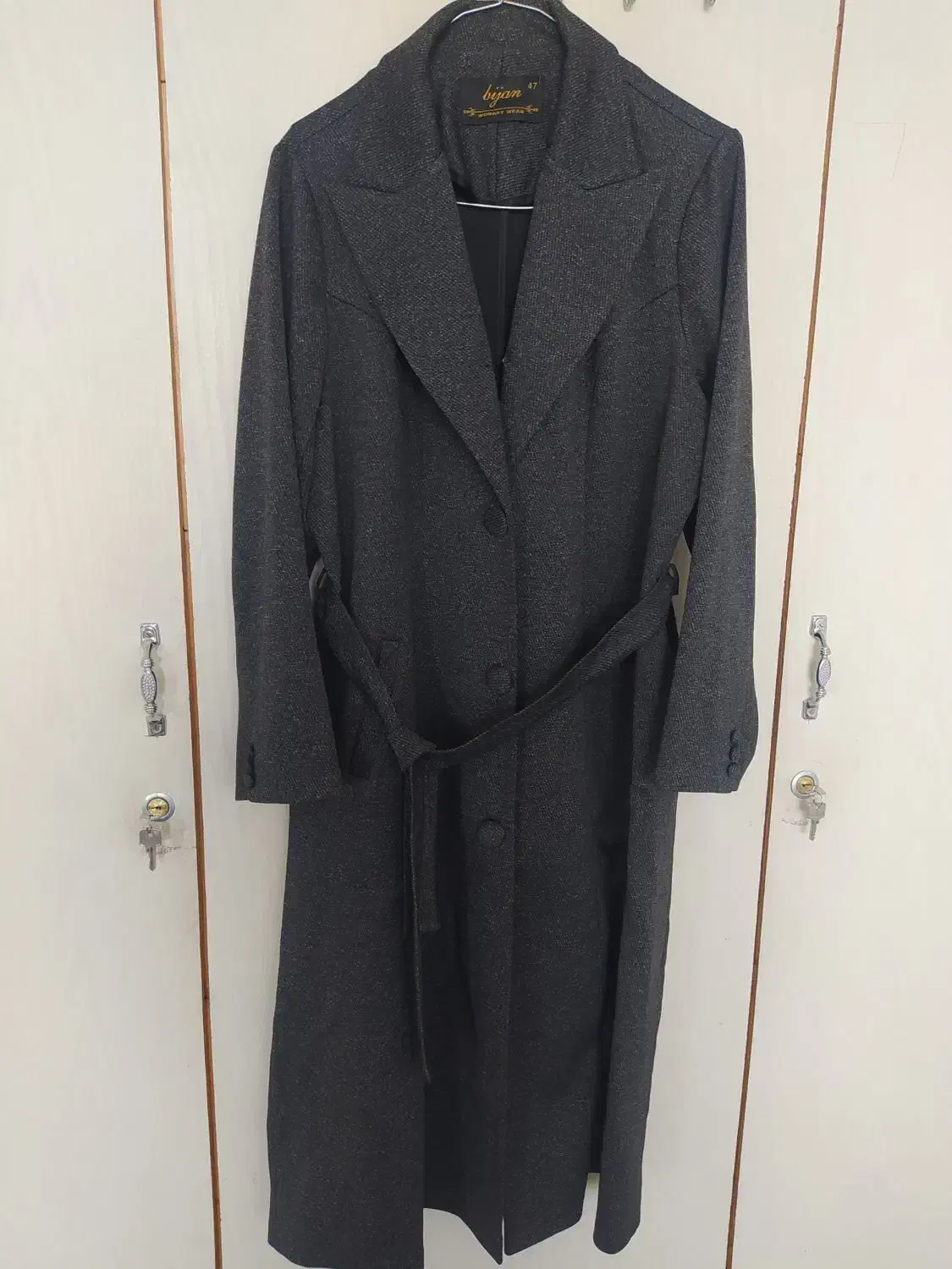 تعدادی لباس|لباس|اراک, |دیوار